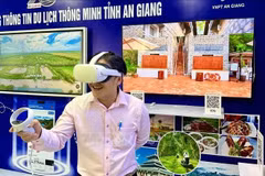 Турист знакомится с технологией виртуальной реальности (VR). (Фото: ВИA)