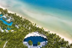 Бассейн Shell Pool на берегу пляжа Кем - одна из визитных карточек курорта JW Marriott Phu Quoc Emerald Bay. Фото: Sun Group. 