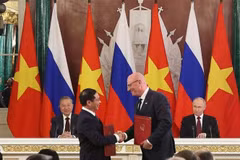 Генеральный секретарь ЦК КПВ То Лам и президент РФ Владимир Путин во время обмена соглашениями о сотрудничестве в нефтегазовой отрасли и протоколами о деятельности совместных предприятий «Вьетсовпетро» и «Русвьетпетро» между вице-премьером, министром иностранных дел Вьетнама Буй Тхань Шоном и вице-премьером РФ Дмитрием Чернышенко. (Фото: ВИA)