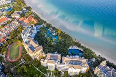 Роскошные прибрежные курорты на пляже Кем, вошедшем в число 50 самых красивых пляжей мира, продолжают привлекать иностранных туристов. Фото: Sun Group. 