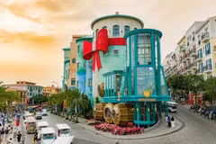 Кафе Apollo, расположенное на площади Аполлона в самом центре Sunset Town на Фукуоке, представляет собой необычное заведение, спроектированное известным архитектором Биллом Бенсли.