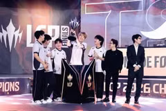 Команда Secret Whales поднимает чемпионский кубок LCP Finals в Тайбэе (Китай) 30 августа. (Фото: lolesports.com) 