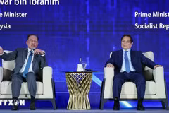 Премьер-министр Фам Минь Тьинь (справа) и премьер-министр Малайзии Анвар Ибрагим принимают участие в дискуссии на высоком уровне под названием «Интеллектуальная сеть: Наведение мостов через суверенное сотрудничество в области ИИ» в Куала-Лумпуре 28 мая. (Фото: ВИA)