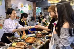 Фестиваль кулинарной культуры «Деликатесы Saigontourist Group 2026» в туристическом комплексе Вантхань, квартал Тханьмитэй, город Хошимин. (Фото: ВИА) 