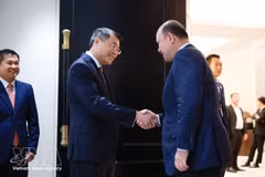 Премьер-министр Ле Минь Хынг (слева) встречается с заместителем премьер-министра Камбоджи Хун Мани, который также является председателем Союза молодежных федераций Камбоджи (UYFC), в Пномпене 10 октября 2026 года. (Фото: ВИА)