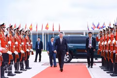 Премьер-министр Ле Минь Хынг покидает Пномпень в полдень 10 октября, завершив двухдневный официальный визит в Камбоджу. (Фото: ВИА)