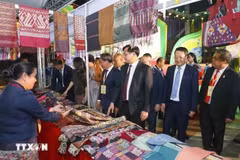 Делегаты осматривают стенд на Международной торговой ярмарке «Дьенбьен – 2026». Фото: ВИА.
