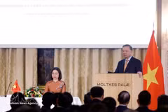 Генеральный секретарь ЦК КПВ, Президент Вьетнама То Лам вместе с супругой и делегацией высокого уровня Вьетнама встречается с сотрудниками Посольства Вьетнама и представителями вьетнамских общин в Дании, Исландии и на юге Швеции во второй половине дня 20 октября (по местному времени) в Копенгагене. Фото: ВИА