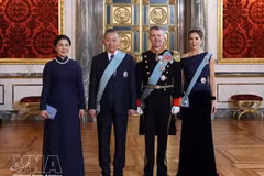 Генеральный секретарь ЦК КПВ, Президент Вьетнама То Лам и его супруга Нго Фыонг Ли фотографируются вместе с Королем Дании Фредериком X и Королевой Мэри. Фото: ВИА.