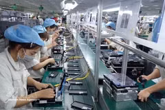 Рабочие собирают компоненты для мобильных телефонов на предприятии Handanbi Vina Co., Ltd. в промышленном парке Дьемтхюи провинции Тхайнгуен. (Фото: ВИА) 