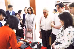 Иностранные гости с удовольствием знакомятся с искусством печати с деревянных клише. (Фото: nhandan.vn) 