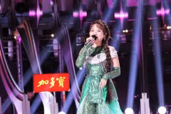 Певица Фыонг Ми Тьи выступает на сцене Sing!Asia. (Фото: hanoimoi.com)