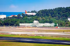 Рейс 9G1955 авиакомпании Sun PhuQuoc Airways из Хошимина приземлился на взлётно-посадочную полосу № 2, став первым коммерческим рейсом, выполненным с её использованием. Фото: nhandan.vn.