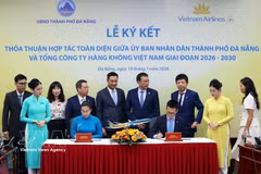 Представители Народного комитета города Дананга и Vietnam Airlines подписывают соглашение о расширении сотрудничества в целях развития авиасообщения и туризма. (Фото: ВИА).