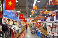 Супермаркет MM Mega Market An Phu в Хошимине ярко украшен по случаю Национального дня. Фото: ВИА.