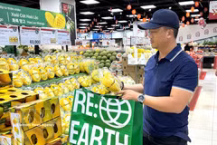 Жители Хошимина используют экологичные многоразовые сумки для продуктов во время покупок в супермаркете Lotte Mart Nam Saigon в Хошимине. Фото: ВИА.
