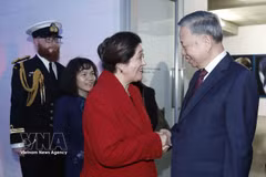 Генерал-губернатор Новой Зеландии Синди Киро встречает Генерального секретаря, Президента государства То Лама, прибывшего на выставку работ фотографа Фионы Пардингтон в галерее Starkwhite. Фото: ВИА.