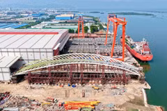 Нагрузочные испытания на заводе комплекса массой 3 400 тонн, состоящего из основной арочной конструкции и поддерживающей рамы пешеходного моста через реку Сайгон. Фото: ВИА.