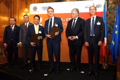 Заместитель генерального директора T&T Group, председатель T&T Energy Group Нгуен Нгок Нги и старший вице-президент, генеральный директор TotalEnergies Gas & Power Activities Арно Ленай Шюто обмениваются меморандумом о взаимопонимании по сотрудничеству в развитии проекта газовой электростанции на СПГ «Лонгшон». Фото: hanoimoi.vn.