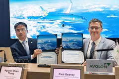 Заместитель генерального директора Vietnam Airlines Нгуен Тьиен Тханг и председатель и коммерческий директор компании Avolon Пол Гини после подписания соглашения об аренде дополнительных самолётов Boeing 737 MAX на авиасалоне в Фарнборо (Великобритания), 21 июля 2026 года. (Фото: ВИА).