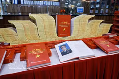 Церемония презентации книги «Сила вьетнамской нации в деле строительства и защиты Отечества» генерала армии Лыонг Кыонга, бывшего Президента государства. Фото: ВИА.