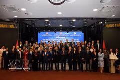 Участники фотографируются на память на мероприятии. Фото: ВИА.