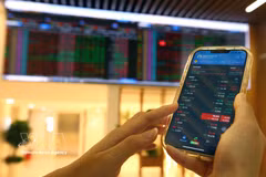 Клиенты совершают операции в головном офисе компании Bao Viet Securities. Фото: ВИА.
