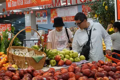 Иностранные туристы совершают покупки в супермаркете Lotte Mart в Дананге. (Фото: ВИА).