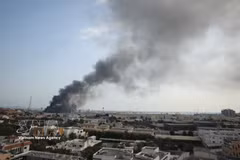 Дым поднимается после того, как иранская ракета поразила штаб 5-го флота ВМС США в Манаме, Бахрейн. (Фото: AA/ВИА).
