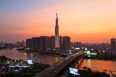Здание Landmark 81 на берегу реки Сайгон выделяется в лучах заката. (Фото: ВИА)