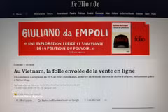 Статья французской газеты Le Monde посвящена нынешним высоким темпам роста экономики Вьетнама, в которой электронная коммерция становится не только новой потребительской тенденцией, но и важным драйвером экономического развития страны. (Фото: ВИА).
