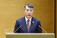 Премьер-министр Ле Минь Хынг представляет доклад о ходе выполнения плана социально-экономического развития на 2026 год и проекте плана на 2027 год на второй сессии Национального собрания XVI созыва, открывшейся утром 17 октября. Фото: ВИА