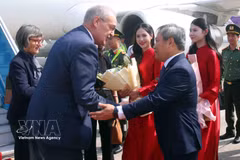 Председатель Народного комитета города Ханоя Ву Дай Тханг встречает Президента Швейцарской Конфедерации Ги Пармелена с супругой в международном аэропорту Нойбай в Ханое. Фото: ВИА