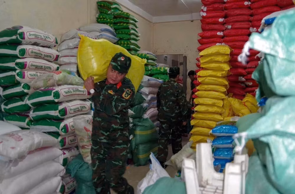 2-vna-potal-da-nang-ho-tro-luong-thuc-cho-nhan-dan-vung-bi-thien-tai-mua-lu-8378351.jpg