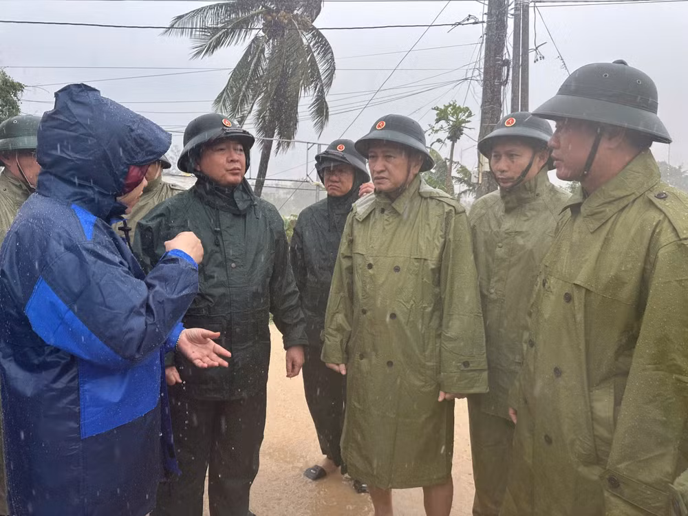 vna-potal-pho-thu-tuong-chinh-phu-ho-quoc-dung-kiem-tra-tinh-hinh-mua-lu-tai-dak-lak-8418295.jpg