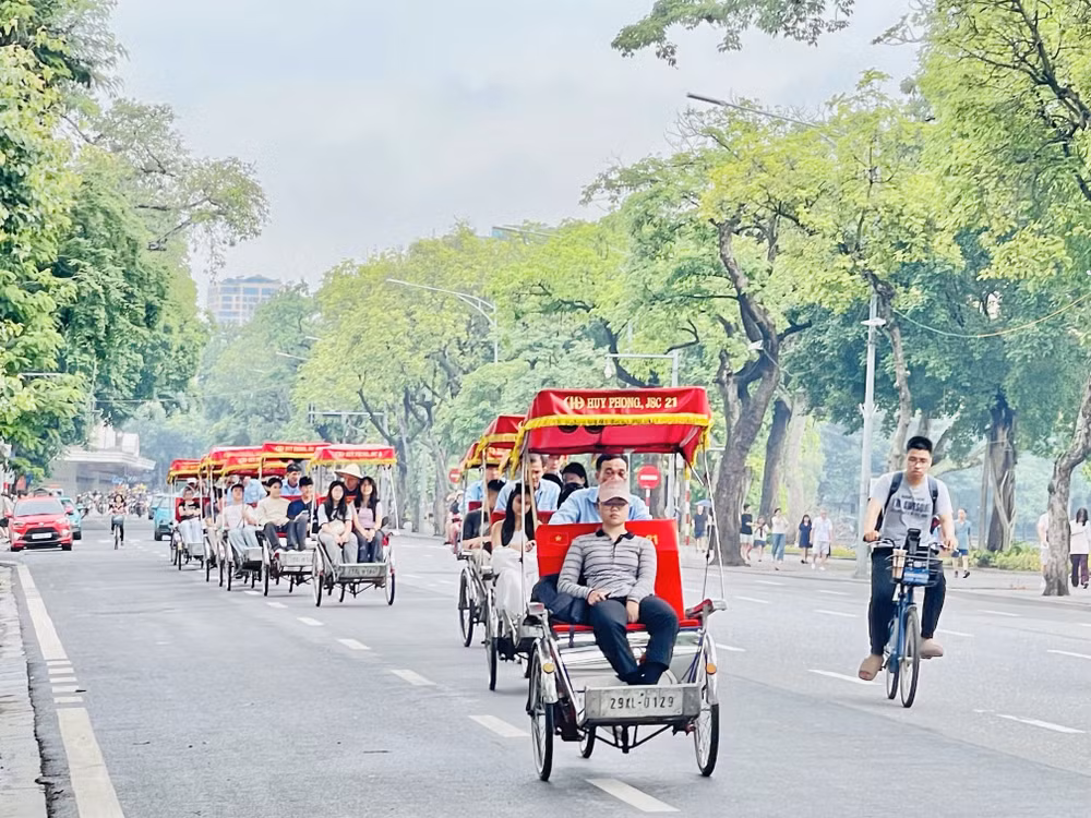 vna-potal-ha-noi-cam-xe-may-chay-xang-can-lo-trinh-e2809cxanhe2809d-di-cung-voi-an-sinh-8180647.jpg