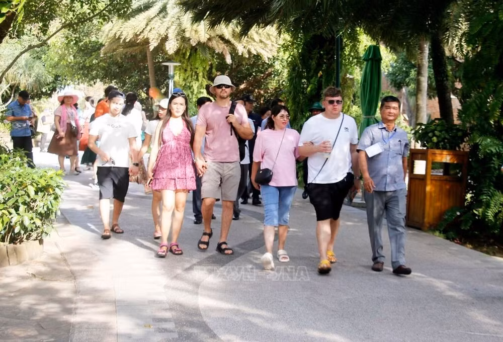 132541-du-khach-tham-quan-trai-nghiem-hon-thom-dac-khu-phu-quoc-an-giang-anh-le-huy-hai-ttxv.jpg