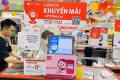 Покупатели в магазине Lotte Mart в Ханое. Месяц распродаж Ханоя 2023" начнется 27 октября и продлится до конца ноября. (Фото: ВИA)