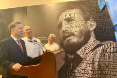 То Лам осматривает Центр Фиделя Кастро в Гаване в рамках своего официального визита на Кубу в качестве министра общественной безопасности. (Фото: ВИA)