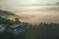 Море облаков, плывущих вокруг перевала Тангкуай. (Фото: ВИА)