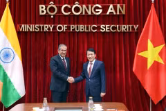 Министр общественной безопасности генерал Лыонг Там Куанг (справа) встречается с заместителем советника по национальной безопасности Индии Паваном Капуром в Ханое. (Фото: ВИA)