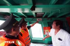 Пограничники на пограничной заставе Катло проверяют устройство VMS на рыболовецкой лодке семьи Нгуен Тхань Лой в 12-м квартале, город Вунгтау, провинция Бариа-Вунгтау. (Фото: ВИA)