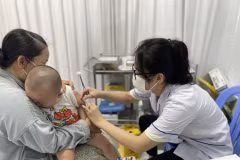 Ожидается, что в этом году до 95% детей в возрасте 1-5 лет в Ханое будут привиты от кори и краснухи (ККК). (Фото: ВИA) 