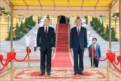 Президент Вьетнама То Лам (справа) и Президент России Владимир Путин слушают государственные гимны двух стран (Фото: ВИA)