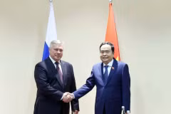 Председатель Национального собрания Вьетнама Чан Тхань Ман (справа) и губернатор Ростовской области Василий Голубев (Фото: ВИА) 