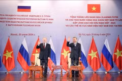 Президент Вьетнама То Лам (справа) и его российский коллега Владимир Путин во время сердечной встречи с руководителями Общества вьетнамско-российской дружбы и вьетнамскими выпускниками, обучавшимися в России. (Фото: ВИА)