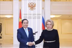 Председатель Национального собрания Чан Тхань Ман (слева) и Председатель Совета Федерации Федерального собрания РФ Валентина Ивановна Матвиенко. (Фото: ВИA)