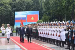 Президент Вьетнама То Лам и Президент России Владимир Путин во время обхода почетного караула Вьетнамской народной армии. (Фото: ВИА)