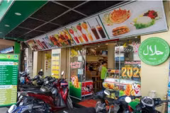 В магазине халяльных продуктов в городе Хошимин. (Фото: VnEconomy)