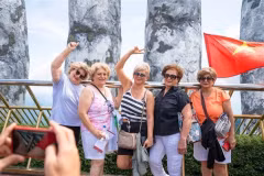Иностранные туристы на Золотом мосту в туристической зоне Sun World Ba Na Hill в центральной части города Дананг. (Фото: ВИA)
